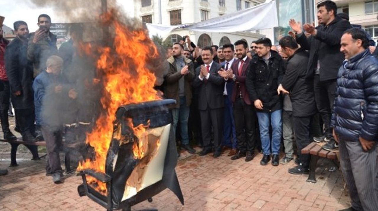 Başkan seçildi, ilk işi koltuğu yakmak oldu