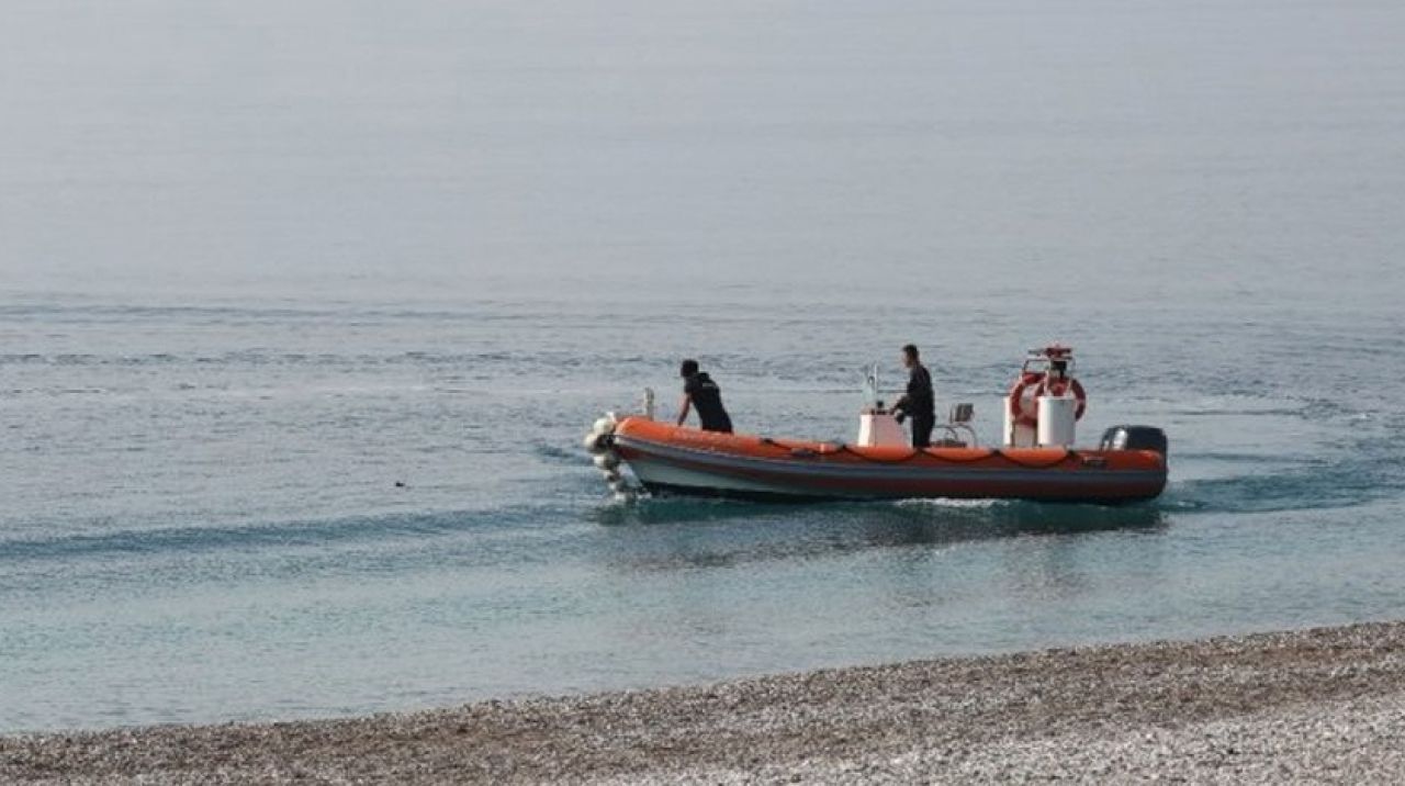 Polis, genç adamın üstündekileri görünce denize atladı