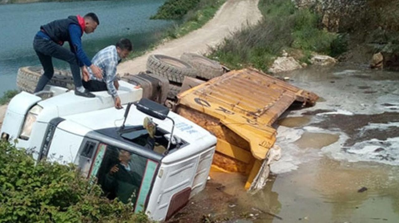 Mersin’de yol çöktü, kamyon devrildi