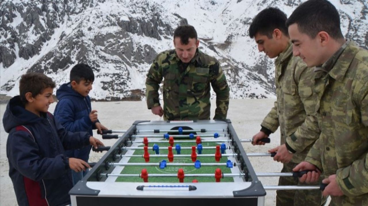 Dağlıcalı çocukları Mehmetçik eğlendirdi