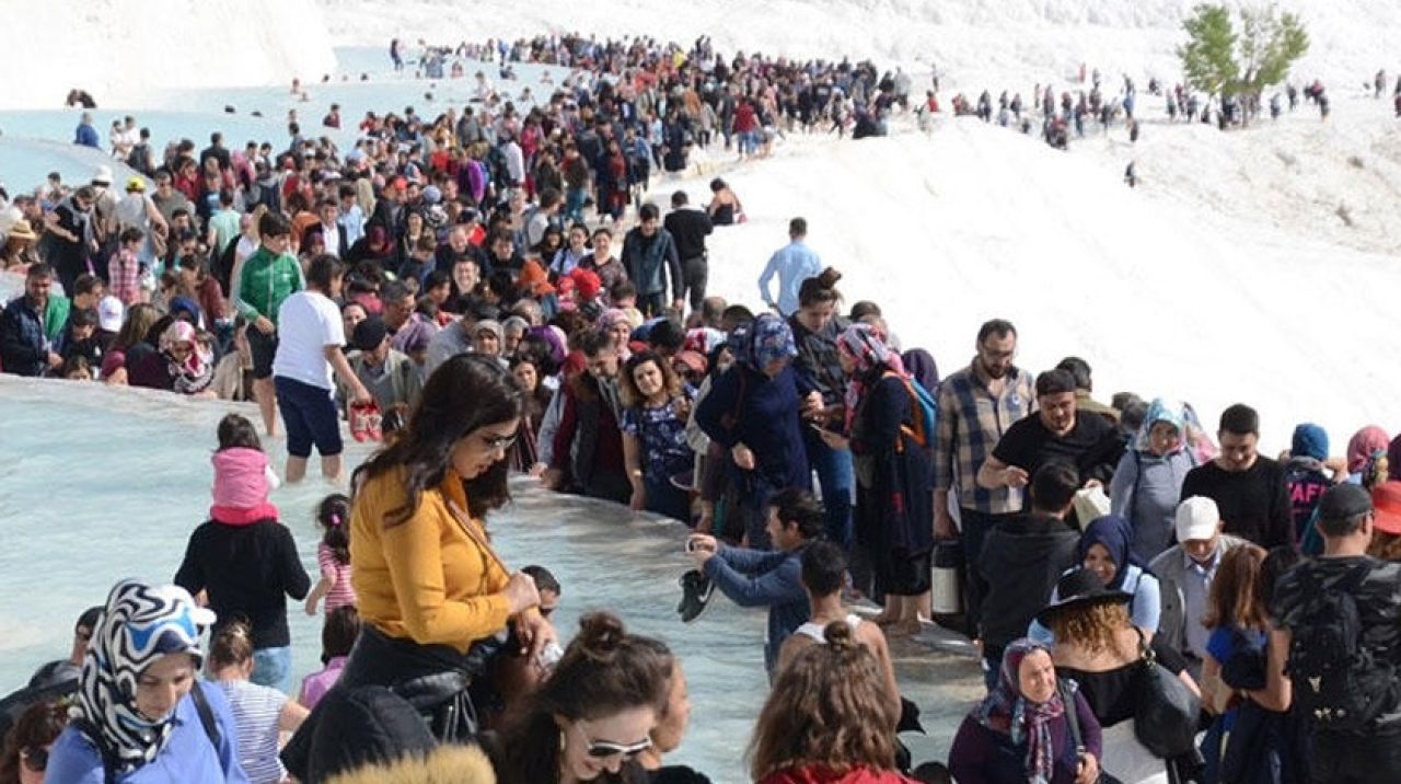 Turist akını! 3 saate 15 bin kişi ziyaret etti