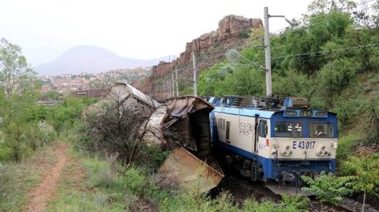 Malatya’da yük treni devrildi: Yaralılar var