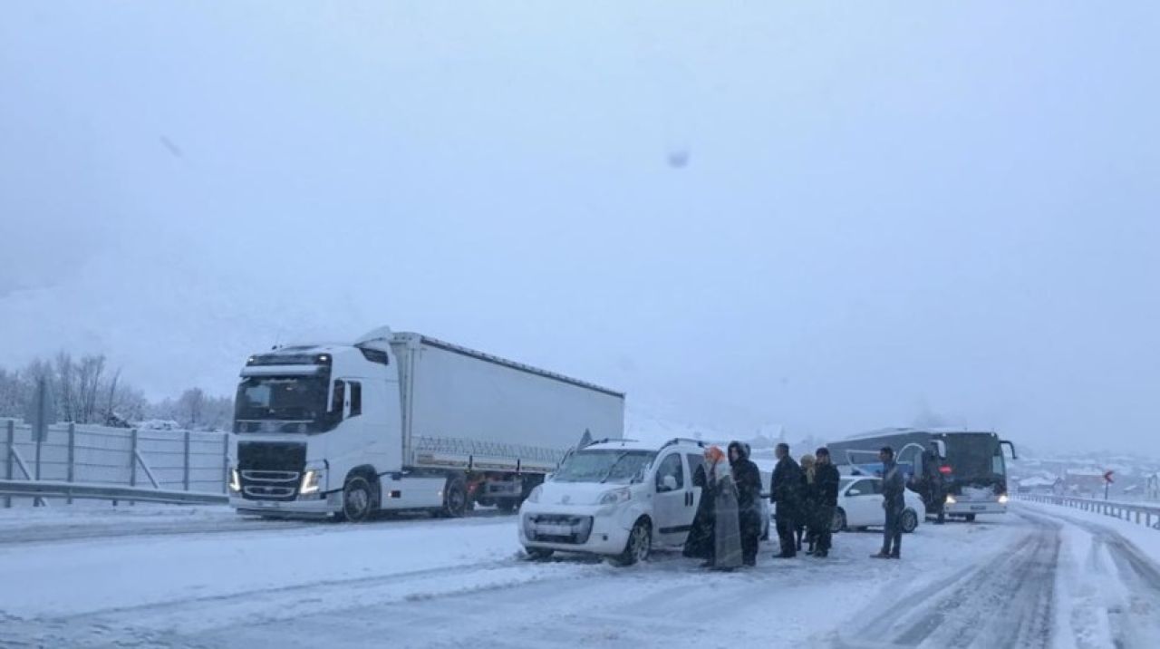 Bingöl'de yoğun kar yağışı ve tipi nedeniyle araçlar mahsur kaldı