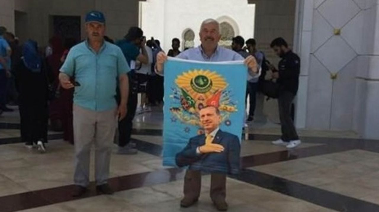 Erdoğan'ın posterini açan Türkler gözaltına alındı