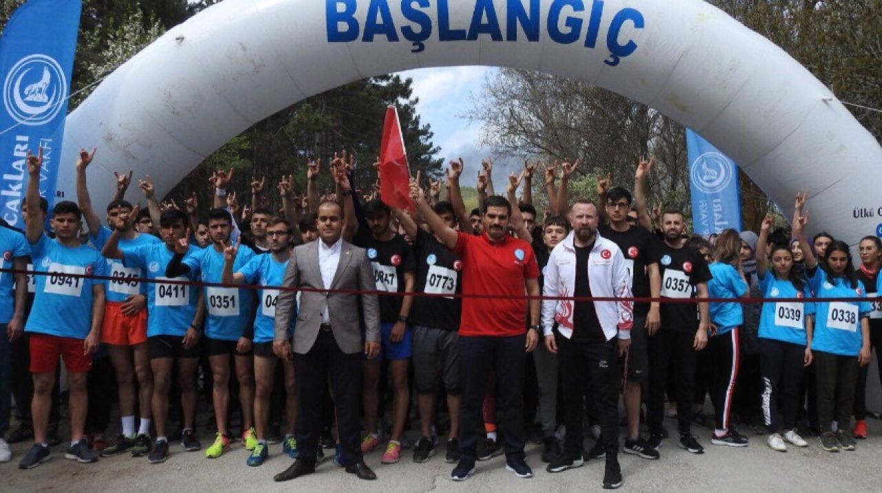 Eymir Gölü'nde, Ülkü Ocakları gençlik koşusu düzenlendi