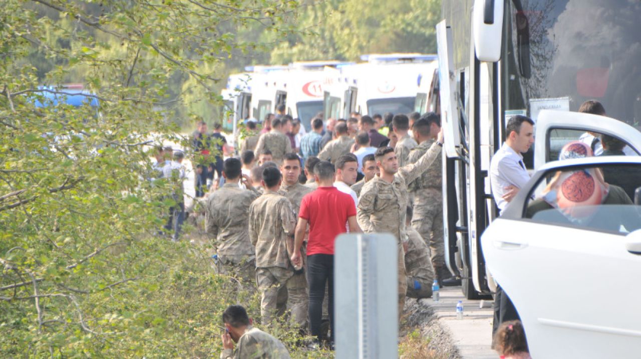 Çanakkale'de askerleri taşıyan otobüs yan yattı