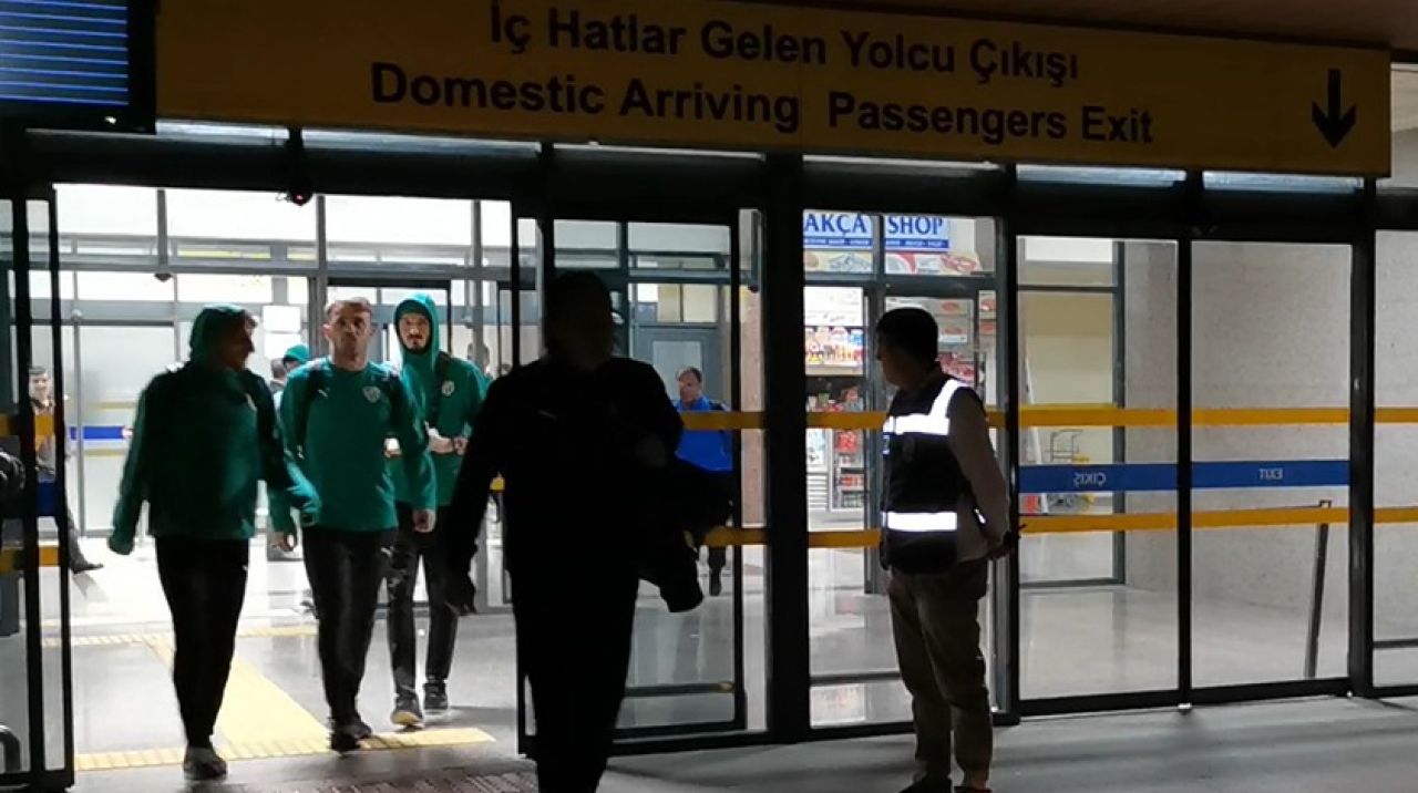 Bursaspor güvenlik önlemleri altında Yenişehir Havalimanı'na geldi