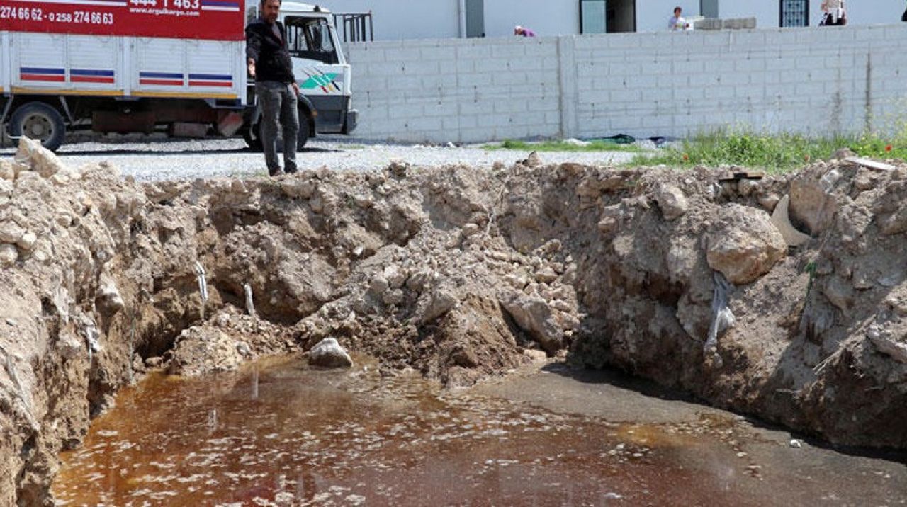 Denizli'deki depremden sonra oluştu! Zehirli su akıyor...