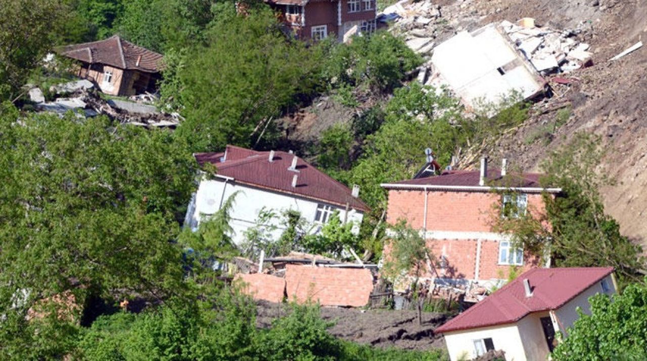 Ordu’da korkunç görüntü! Çok sayıda ev yıkıldı, cami bile yan yattı