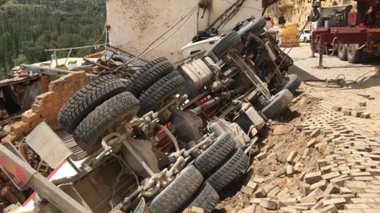 Karaman'da feci kaza! Beton mikseri evin üzerine devrildi