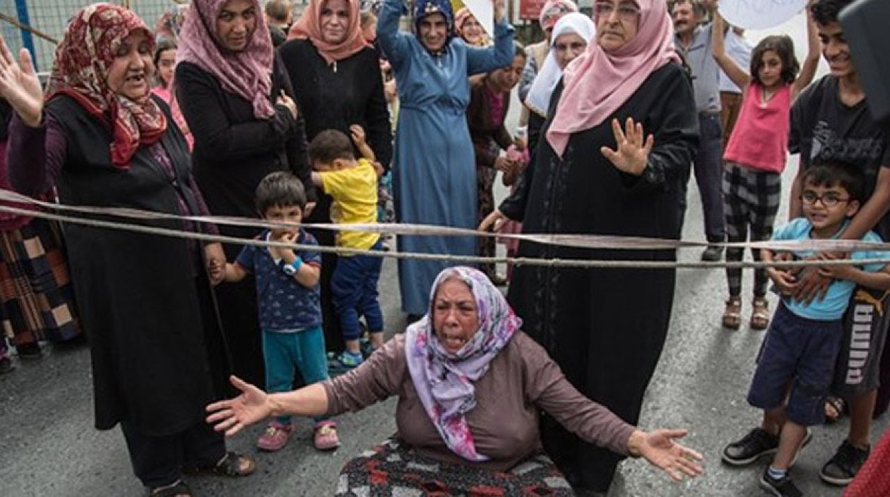 Büyük isyan! Sokağa dökülen kadınlar yol kapattı