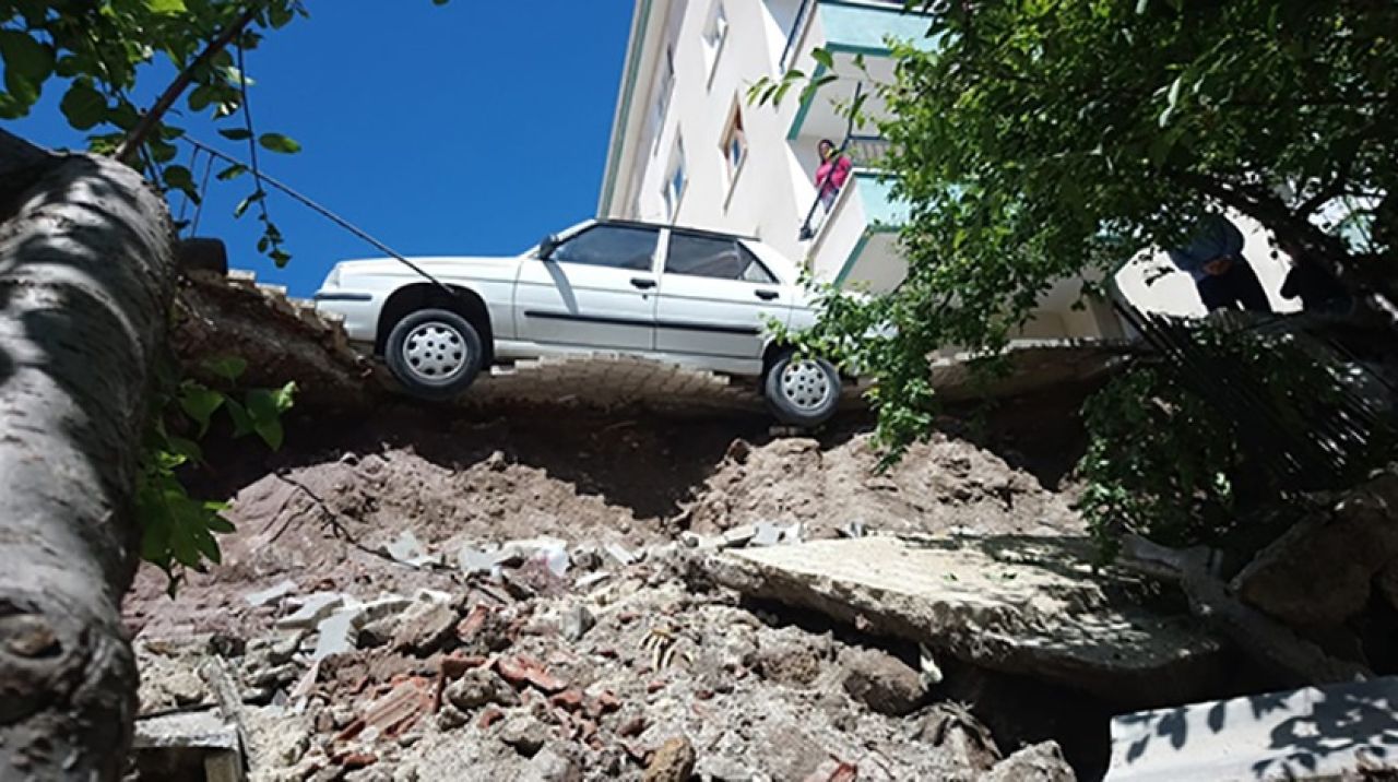 Başkent'te istinat duvarı çöktü, otomobil asılı kaldı