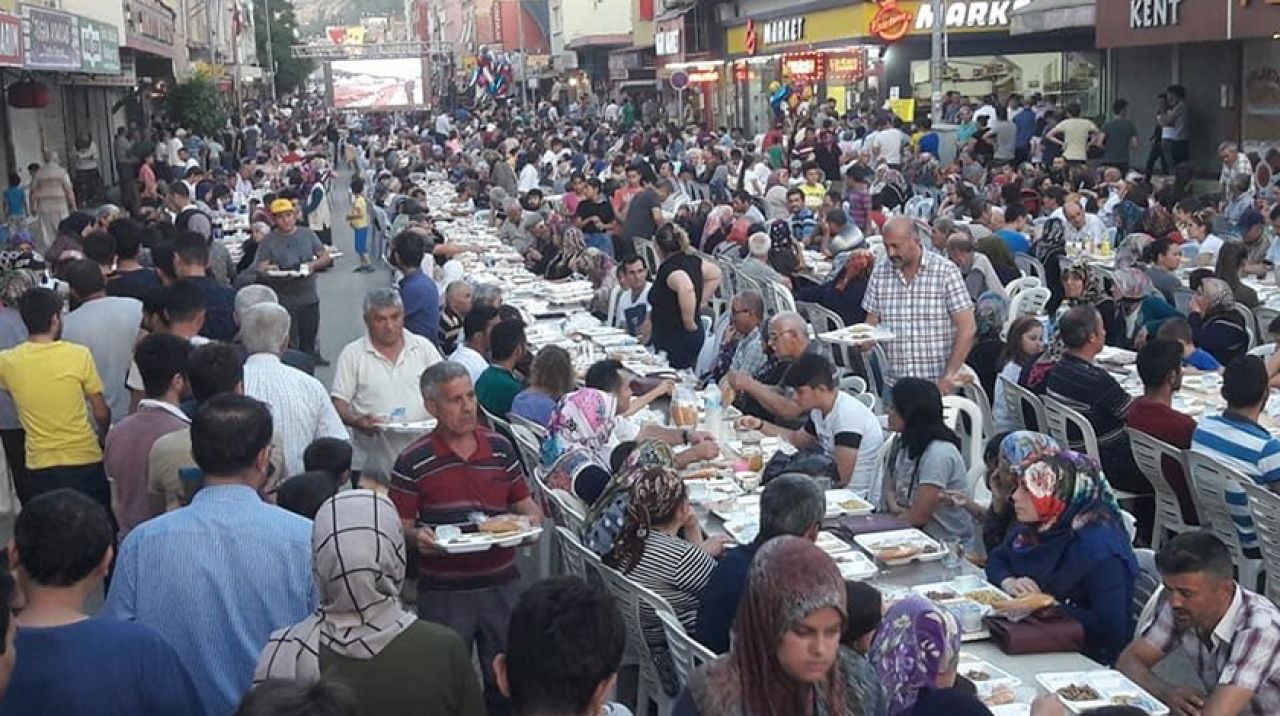 Kadirli’de 15 bin kişi aynı anda orucunu açtı