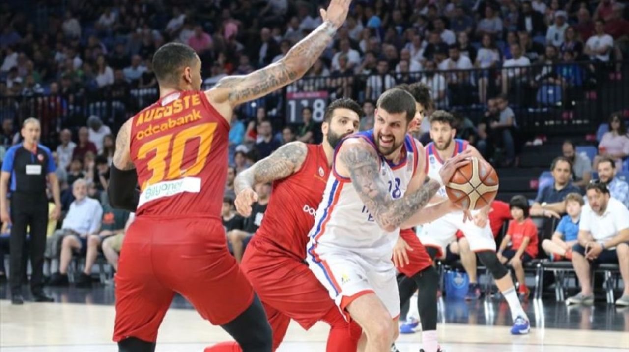 Anadolu Efes seride 2-0 öne geçti