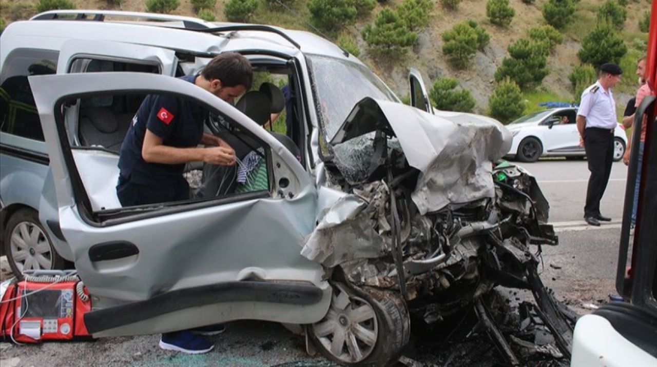 Bayram tatilinin ikinci gününde de trafik kazaları can aldı