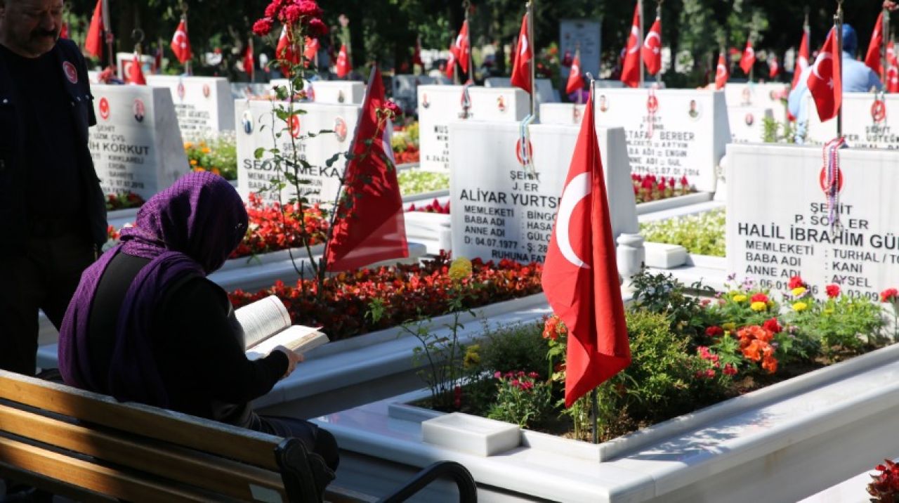 Edirnekapı Şehitliği ziyaretçi akınına uğradı