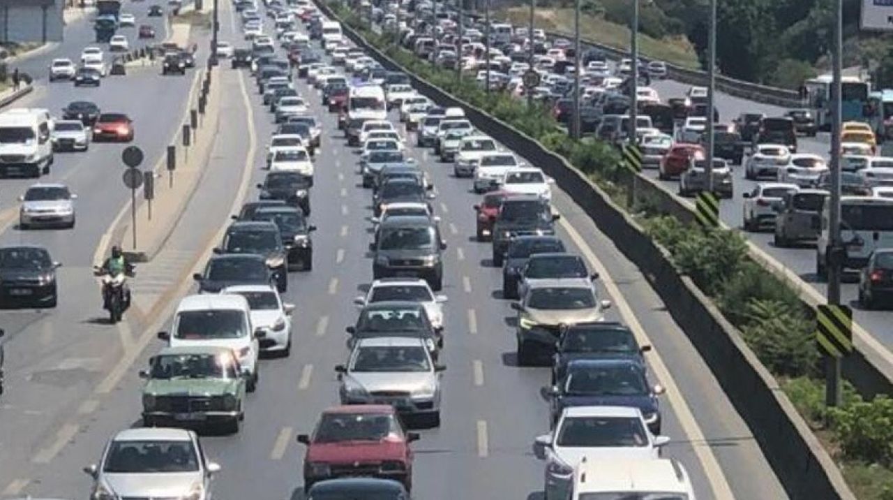 İstanbul'da bayram yoğunluğu! Trafik felç