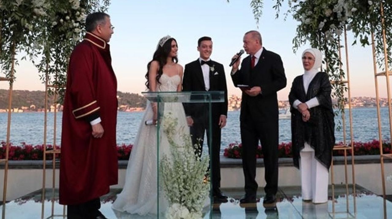 Erdoğan Mesut Özil'in nikah şahidi oldu