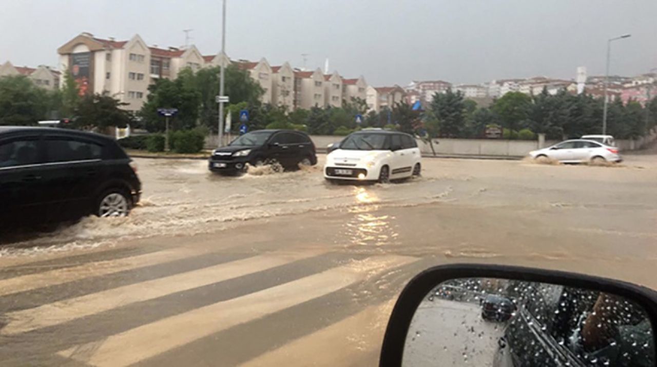 Cadde ve sokaklar göle döndü! Ankara'da sağanak yağış