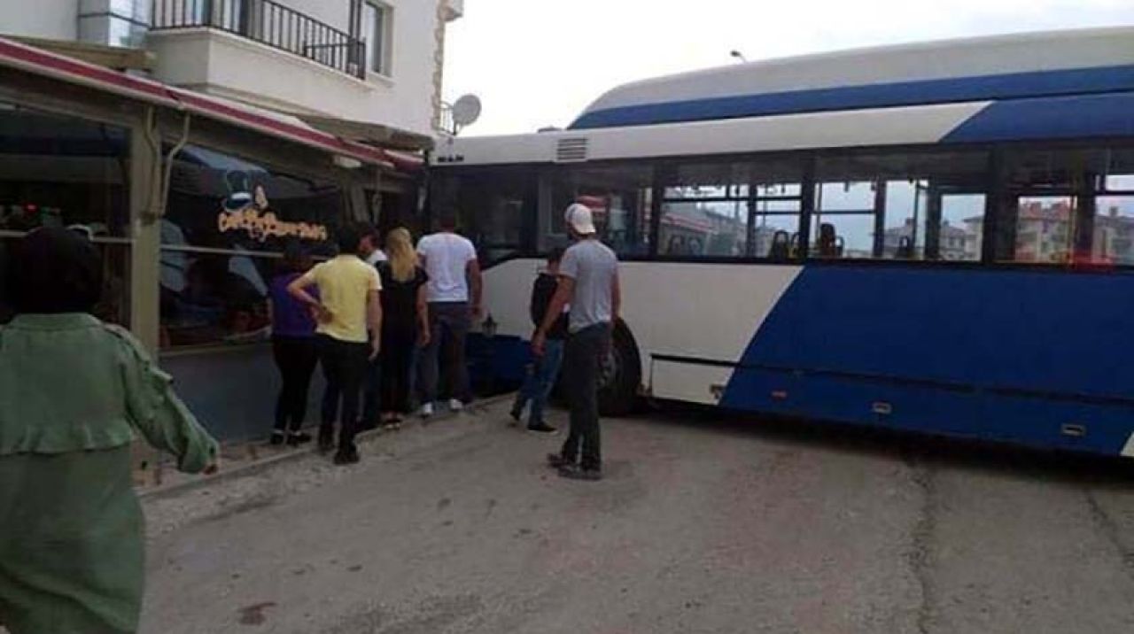 Belediye otobüsü, çarptığı araçla kafeye girdi! Yaralılar var