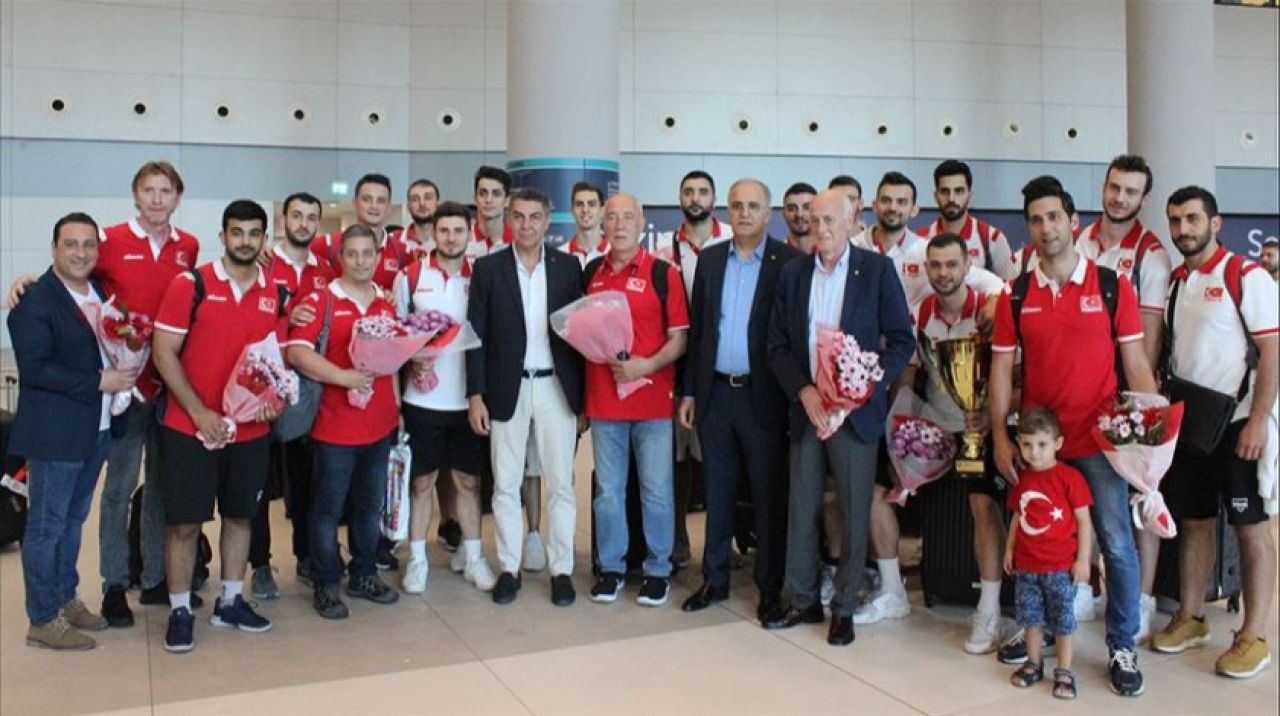 Şampiyon voleybolcular yurda döndü