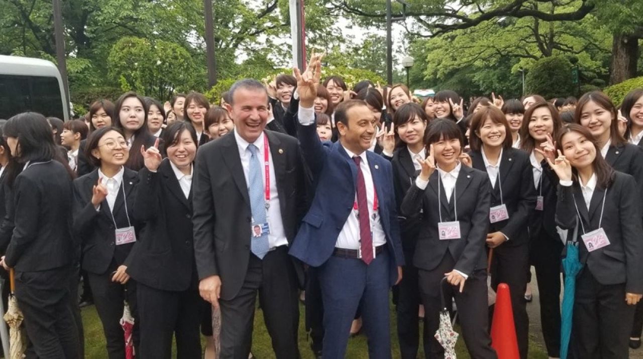 MHP'li vekil paylaştı! Japonlardan Bozkurt işareti