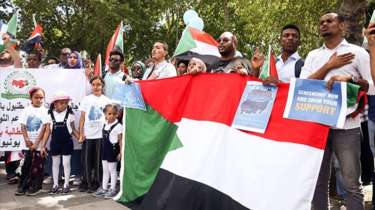 Sudanlılardan darbe protestosu