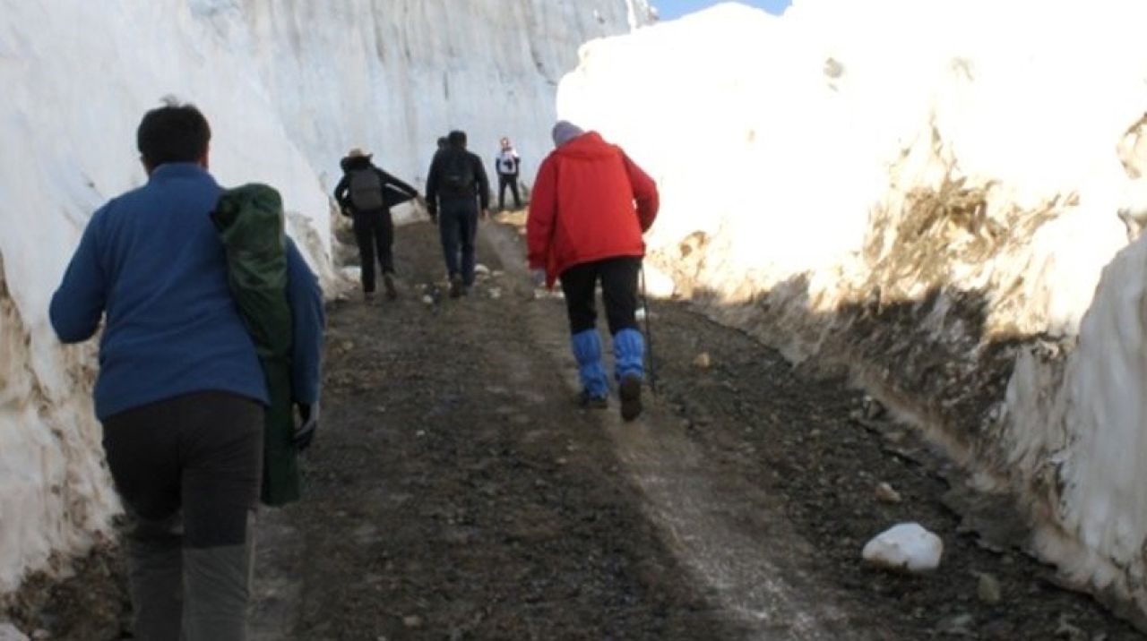 Temmuz'da insan boyunu aşan karda yürüyüş