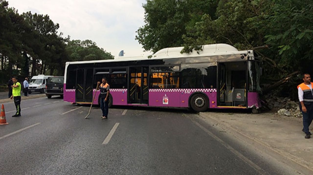 İstanbul'da halk otobüsü duvara çarptı