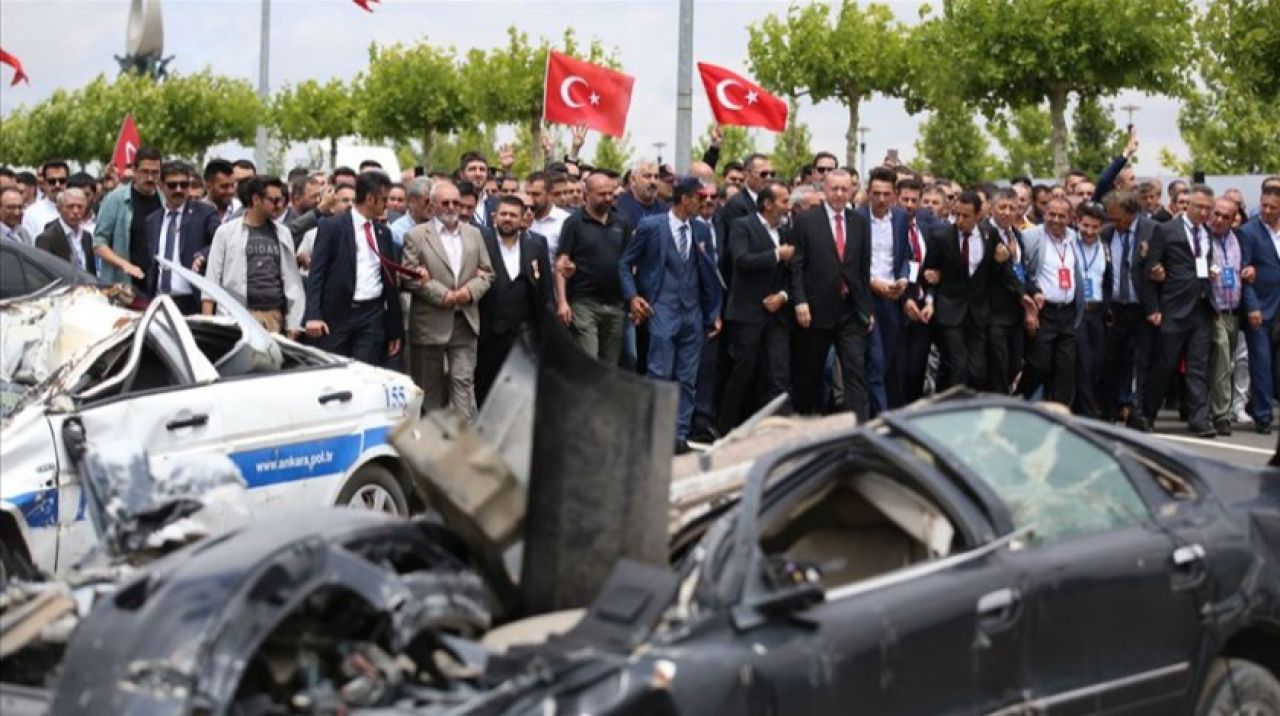 FETÖ'cü pilotların bombaladığı araçlar sergilendi