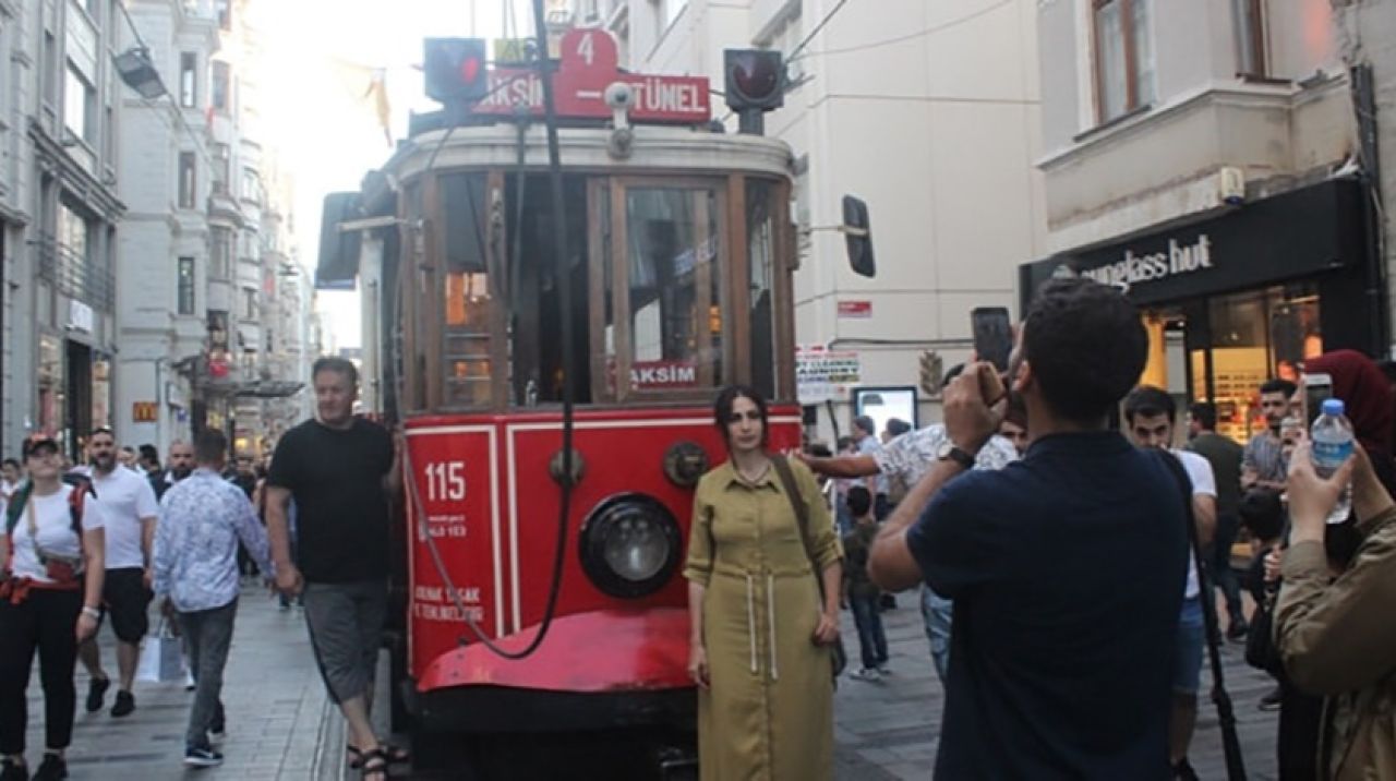 Nostaljik tramvayın elektrik halatı koptu, seferler durdu