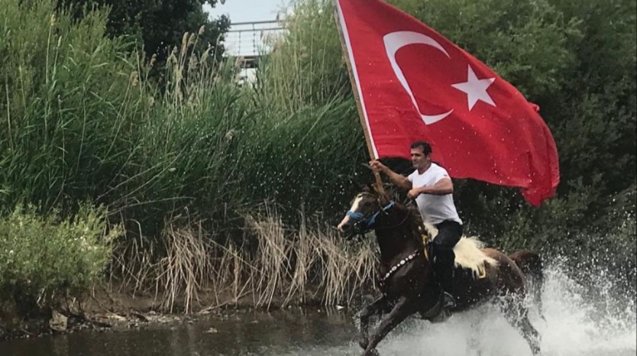 Yarış atlarına Van Gölü'nde antrenman yaptırıyor