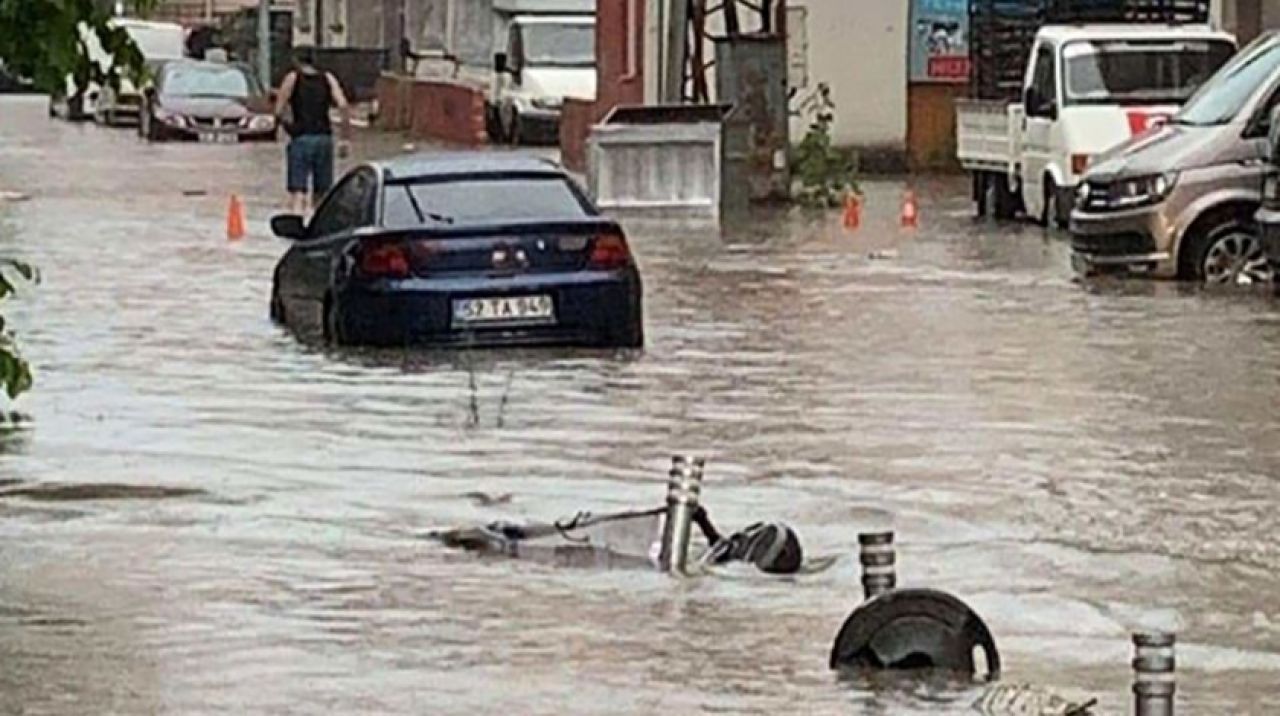 Yollar göle döndü, iş yerlerini su bastı! Valilik'ten uyarı geldi