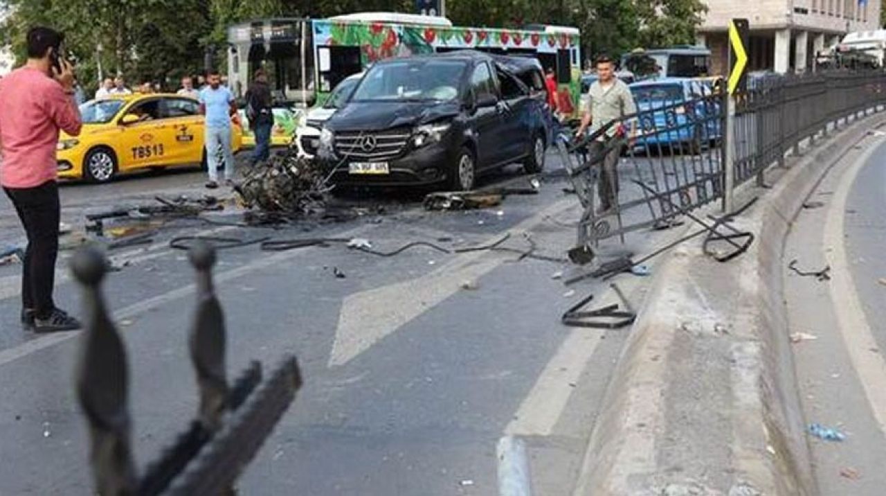 Beşiktaş'ta feci kaza! Aracın motoru yola fırladı