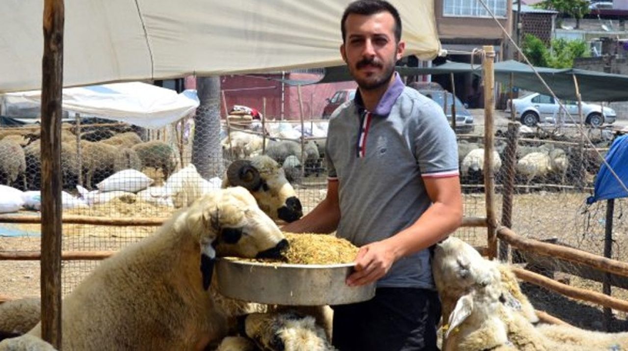 Çadırına astığı yazıyı gören içeri giriyor