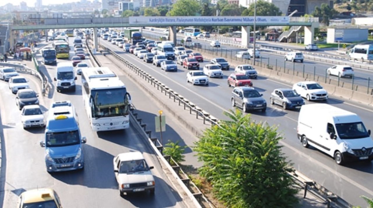 TEM Otoyolu'nda bayram yoğunluğu! İstanbul'dan çıkışlarda trafik durdu