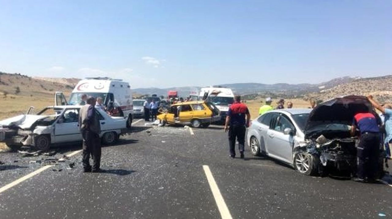 Burdur'da zincirleme kaza! Ölü ve yaralılar var