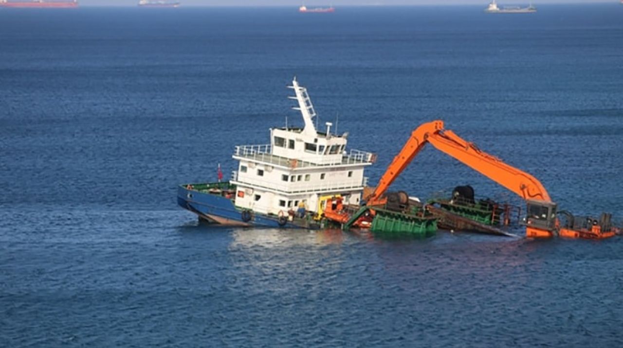 Bozcaada'da hareketli saatler! Gemi batıyor, mürettebat gitmiyor