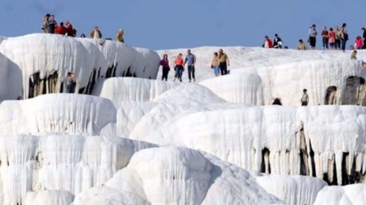 Pamukkale rekor kırdı! 1 ayda 400 bin ziyaretçi akın etti