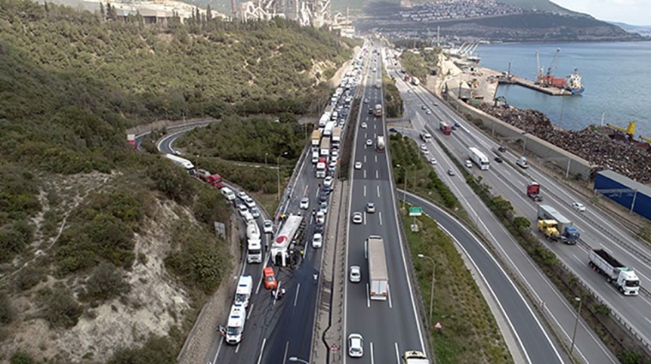 TEM'de tır devrildi! 5 kilometrelik kuyruk oluştu