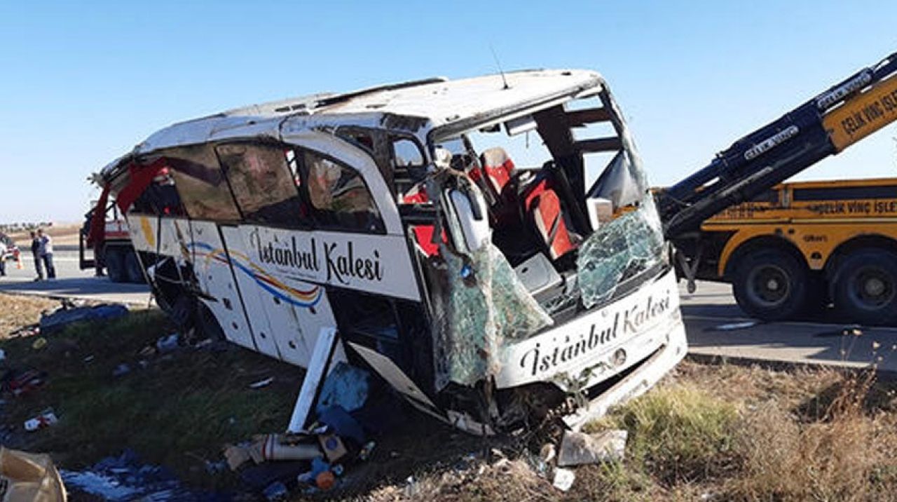 Yolcu otobüsü devrildi: Ölü, onlarca yaralı