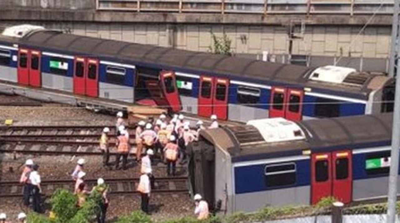 Hong Kong'ta tren raydan çıktı! Yaralılar var