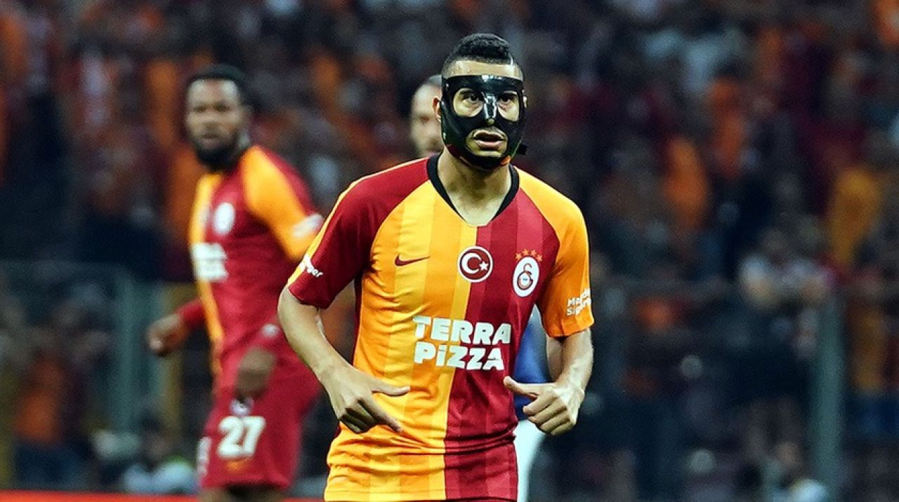 Belhanda maske ile oynadı