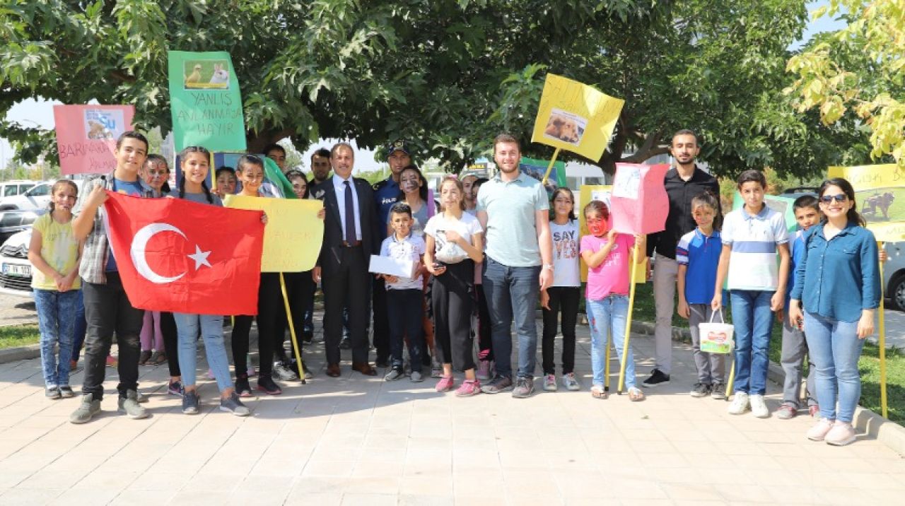 Başkan Kılıç, öğrencilerle birlikte kuş yemi astı