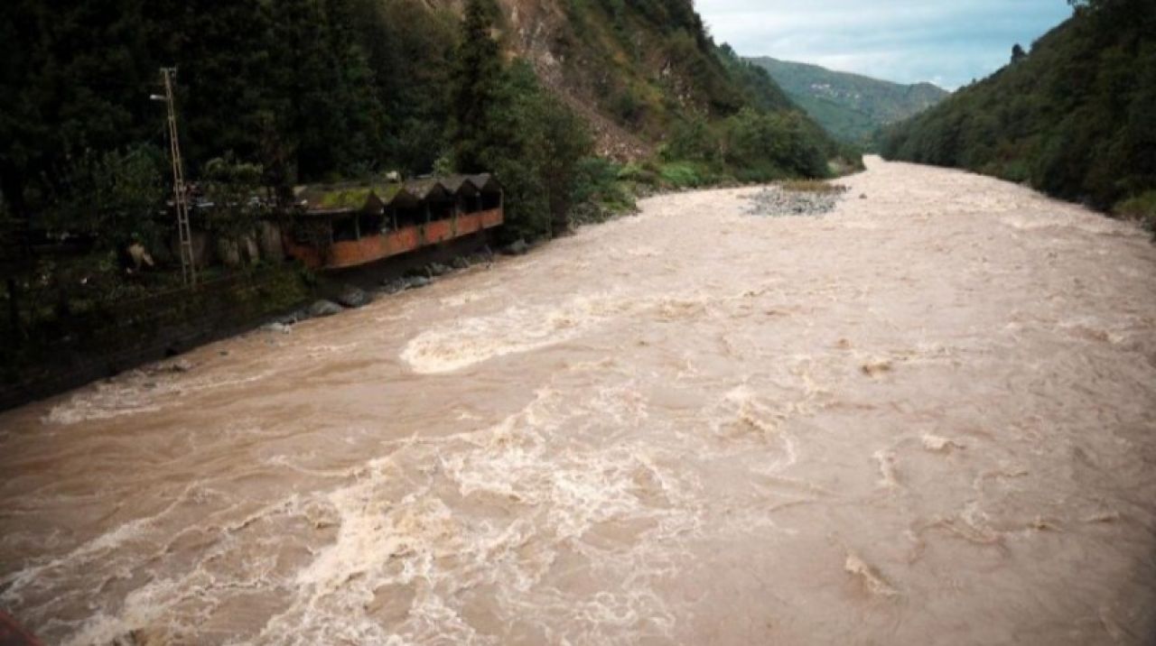 Rize'de sel ve heyelan yolları kapattı