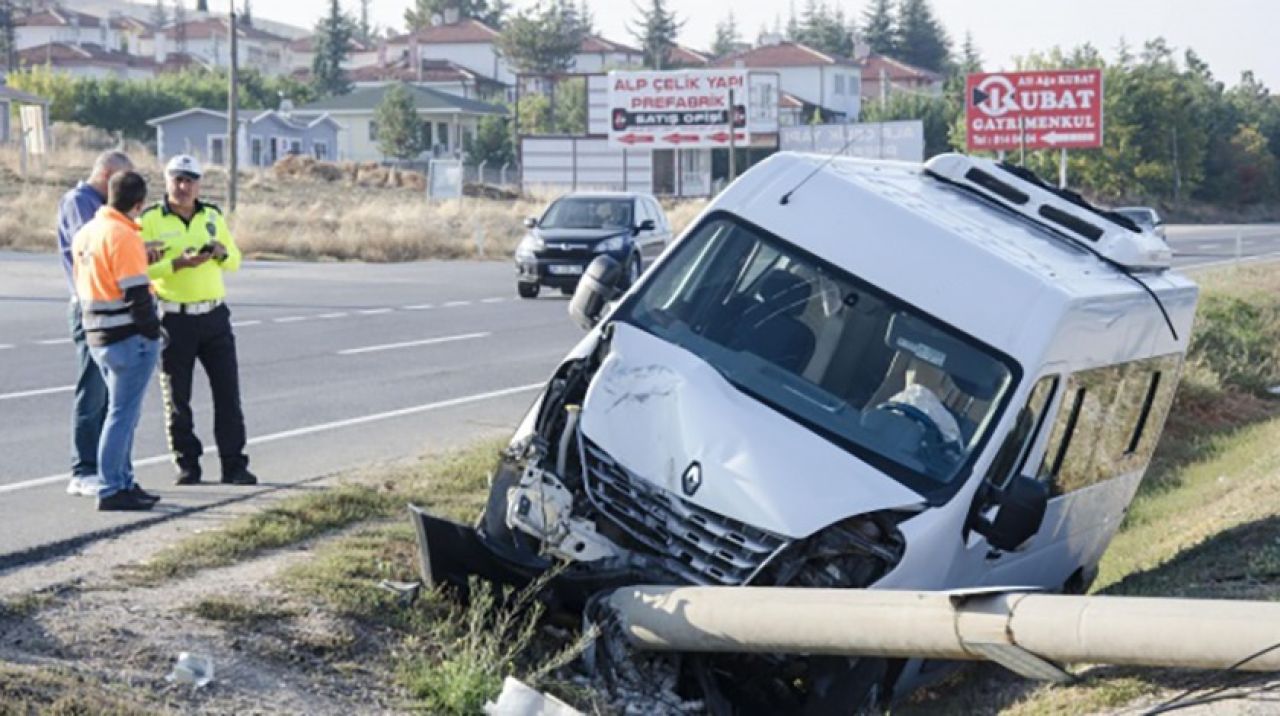 Ankara'da servis minibüsü devrildi! Çok sayıda yaralı