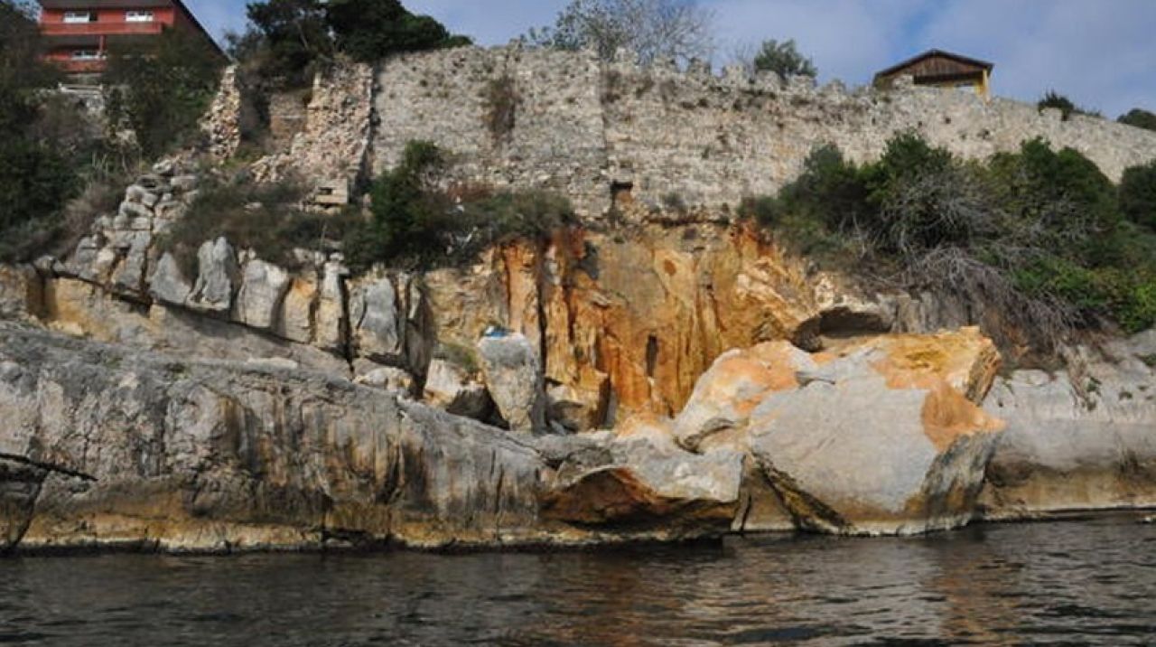 Amasra Kalesi'nde şok görüntü! Dev kayalar çöktü