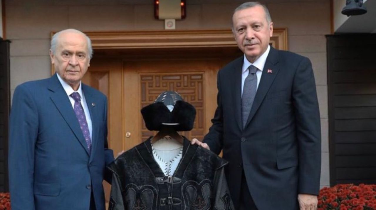 MHP Lideri, Erdoğan’a Hakan Kaftanı hediye etti