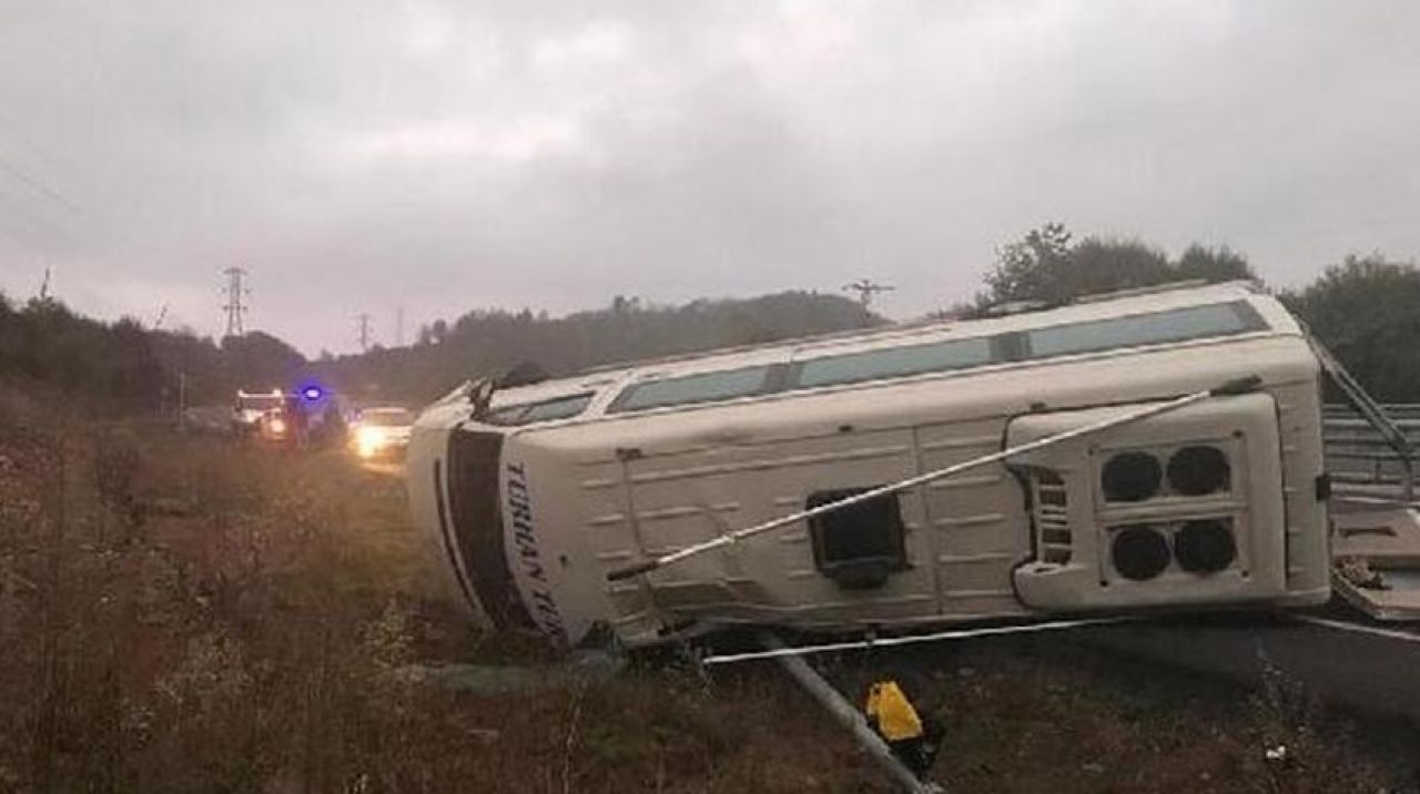 Minibüs devrildi! Çok sayıda yaralı var