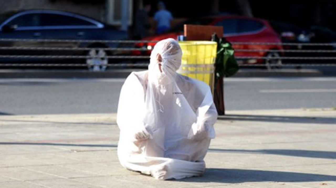 İstanbul’da ilginç görüntü! Poşetin içine girip bekledi